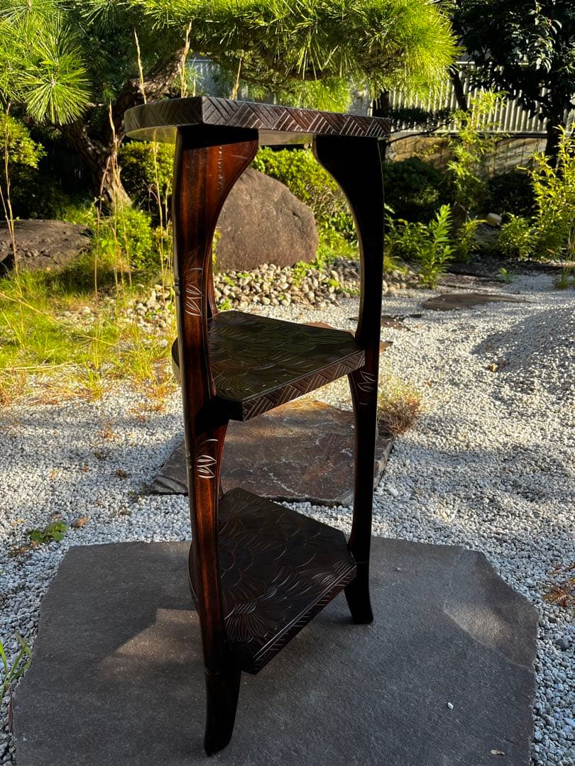 伝統工芸　日光彫　艶のあるいい色合　花の意匠　コーナーラック　照明　飾り台　花台