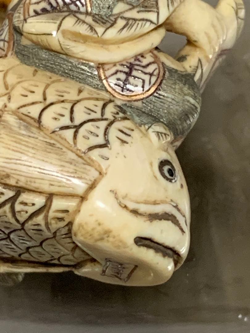 天然素材根付けアンティーク品寿老人と魚彫ってます。