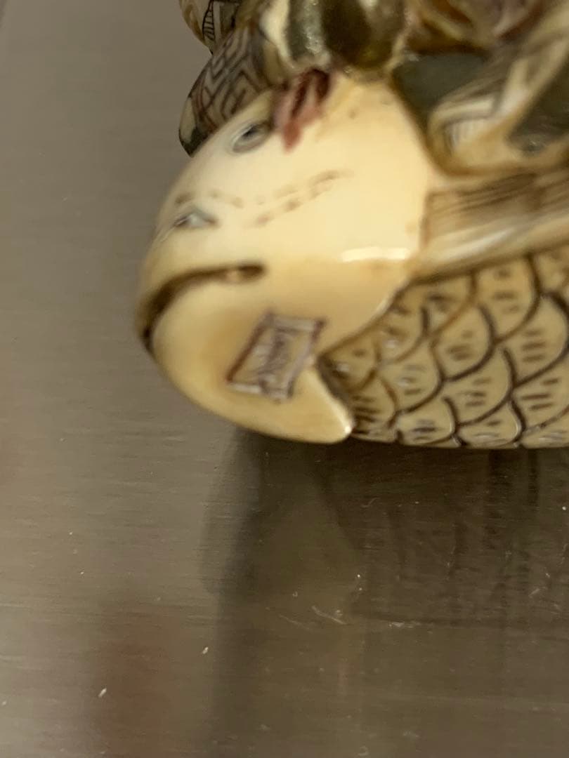 天然素材根付けアンティーク品寿老人と魚彫ってます。