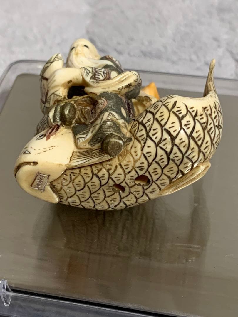 天然素材根付けアンティーク品寿老人と魚彫ってます。