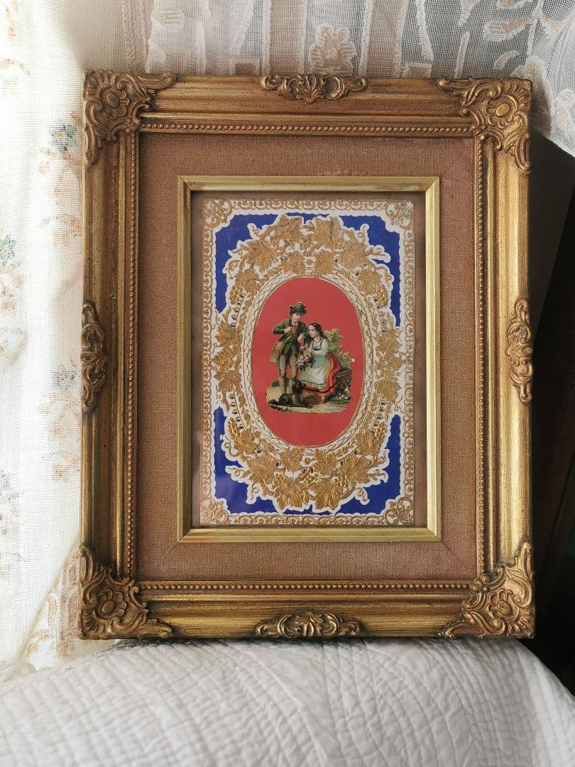 アンティーク 薔薇の花籠を持つカップルと犬 エンボス金彩 麻布ガラス金彩フレーム
