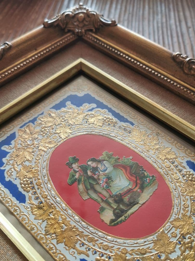 アンティーク 薔薇の花籠を持つカップルと犬 エンボス金彩 麻布ガラス金彩フレーム
