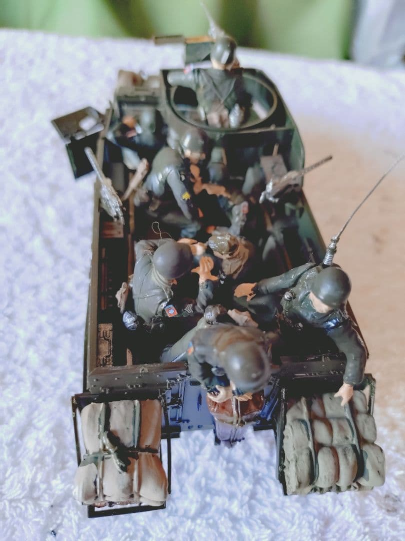 新春セール！パットン大戦車軍団兵員輸送車M3A2 1/35フィギュア9体