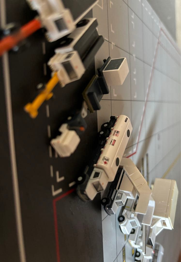 1/200用空港エプロン PBB...地上支援車付き