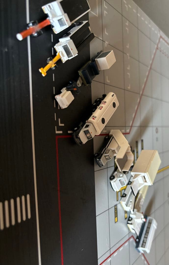 1/200用空港エプロン PBB...地上支援車付き