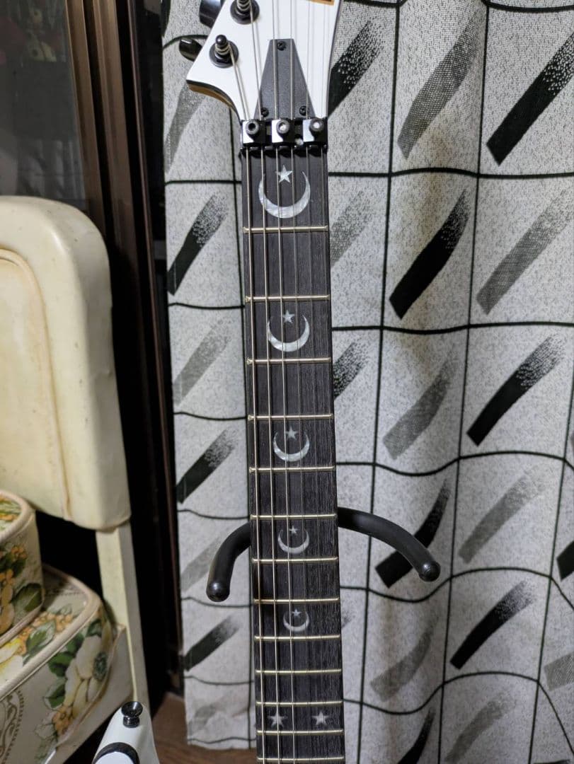 オカルトデザイン エレキギター ホワイト　ノーブランド