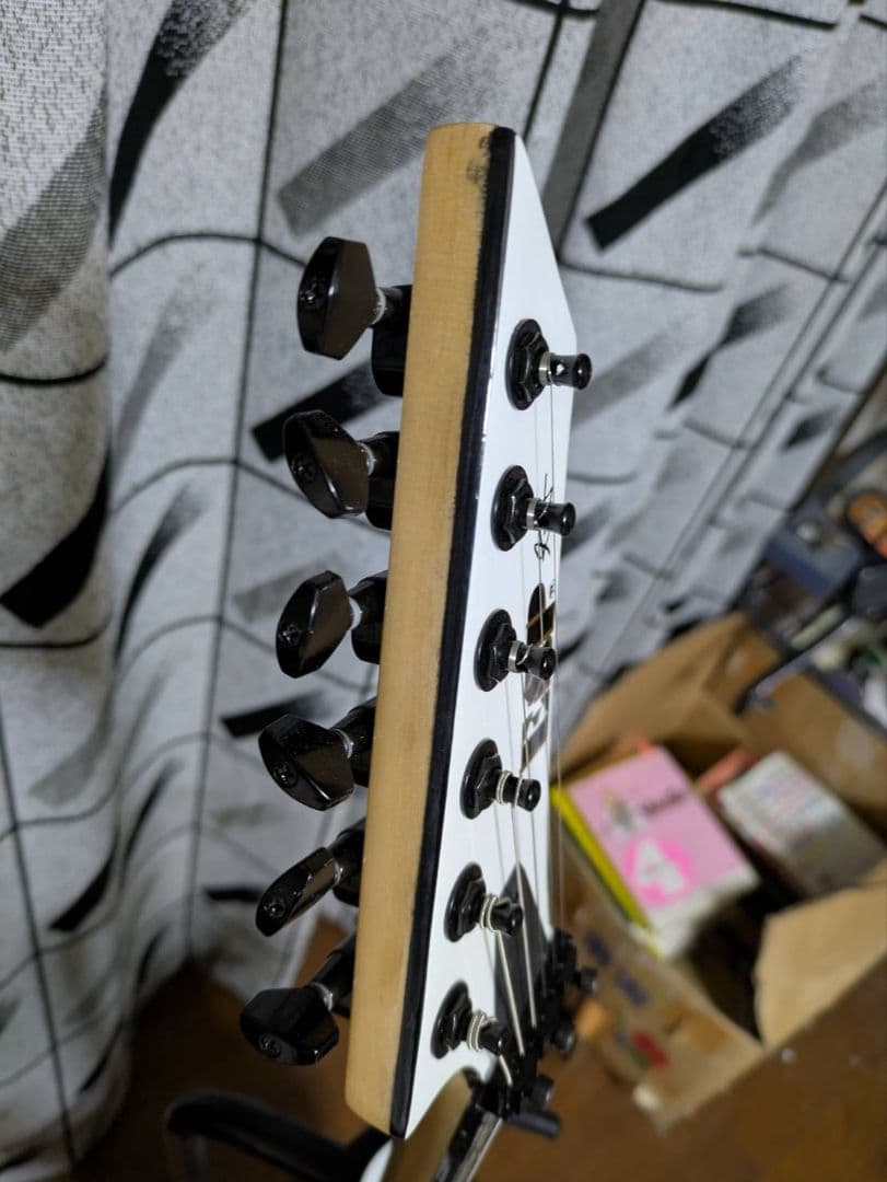 オカルトデザイン エレキギター ホワイト　ノーブランド