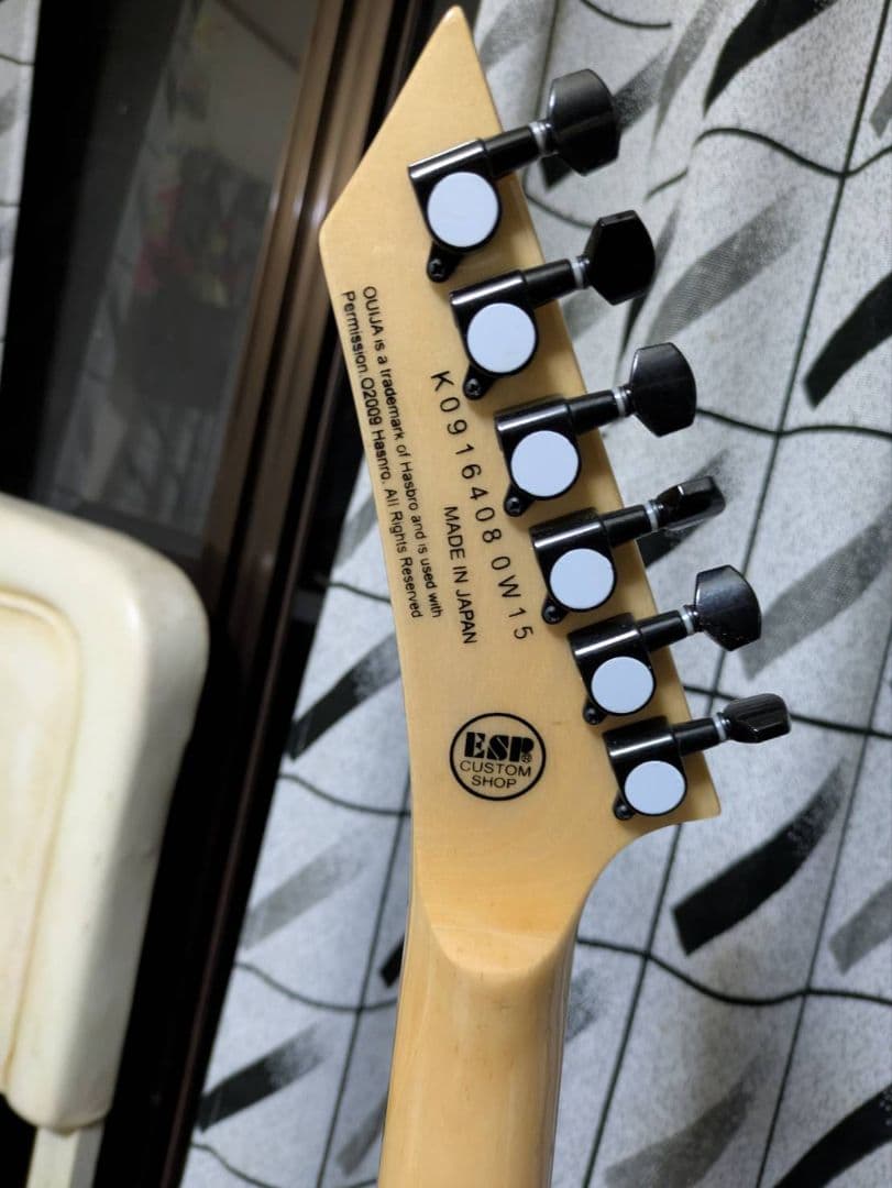 オカルトデザイン エレキギター ホワイト　ノーブランド