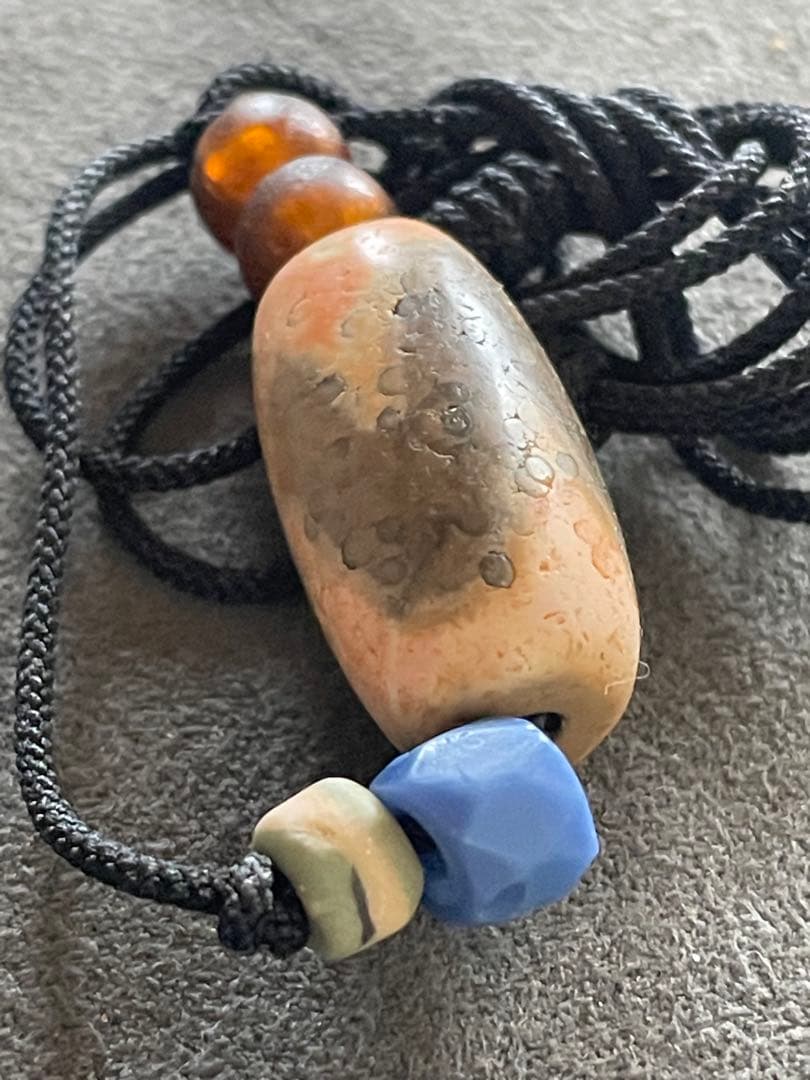 虎牙天珠　アンティーク　紅朱砂　馬蹄痕