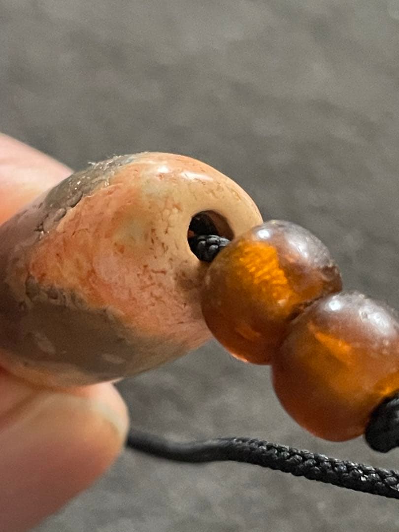 虎牙天珠　アンティーク　紅朱砂　馬蹄痕