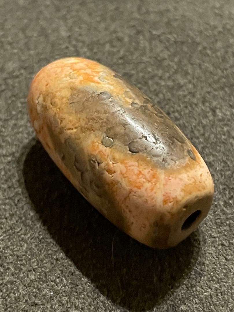 虎牙天珠　アンティーク　紅朱砂　馬蹄痕