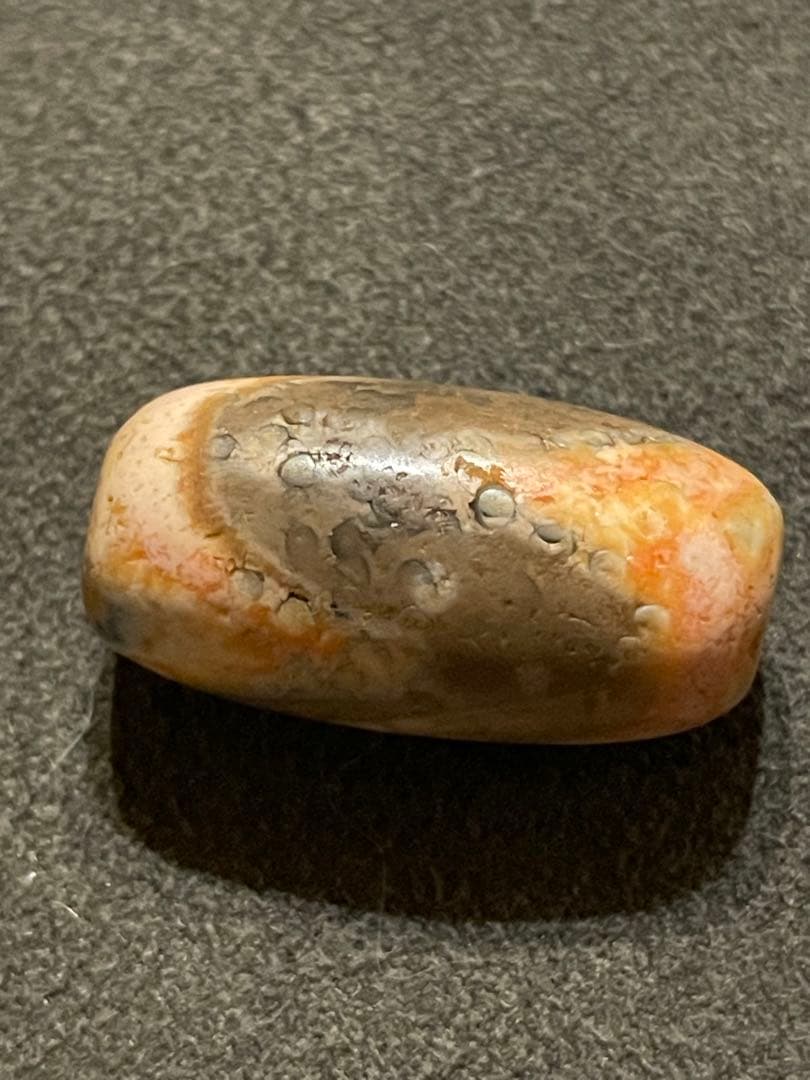 虎牙天珠　アンティーク　紅朱砂　馬蹄痕