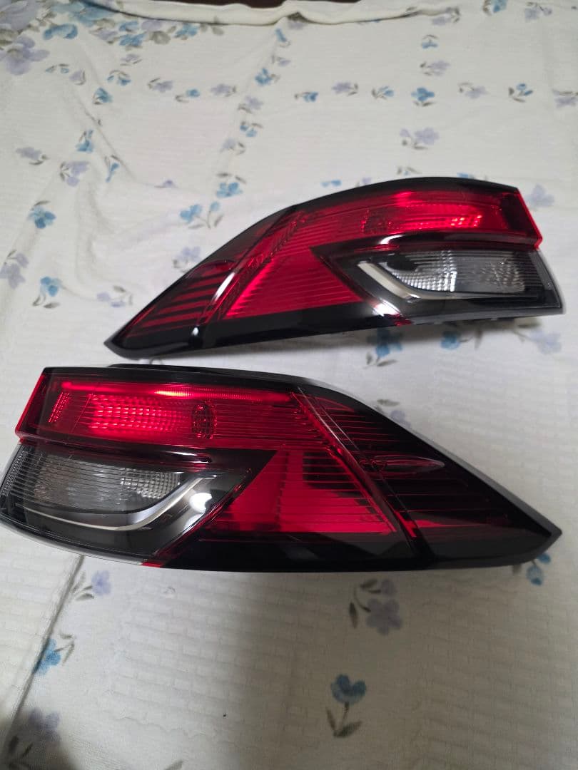 TOYOTA　カローラクロス　テールランプ一式