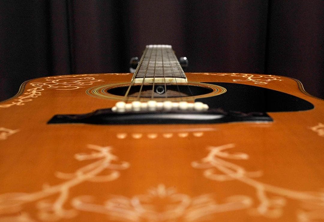 ★Ｋ.COUNTRY Dシリーズがもつ華やかな場面の演出【彫刻装飾ギター】