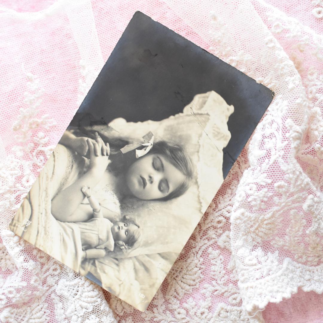 【お取り置き】*アンティークポストカード　すやすや眠るお人形と少女