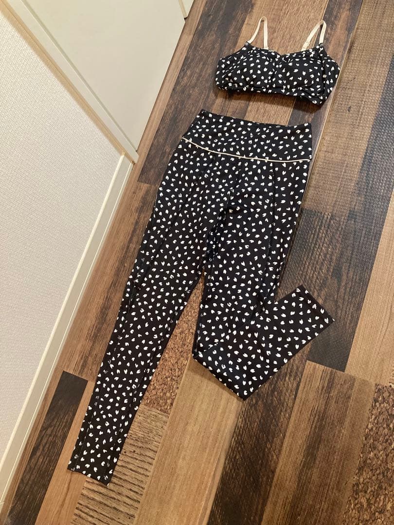 極美品　emmi yoga エミヨガ　ヨガウェア　ハート柄　S