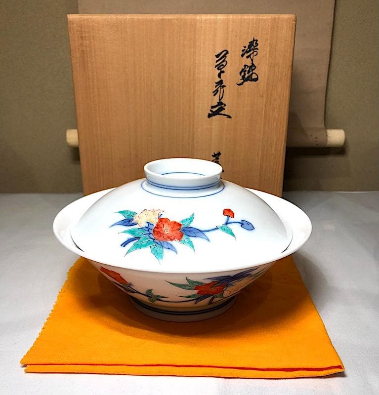 蓋物　十四代 柿右衛門 作　染錦　草花紋　無傷　在銘　共箱。