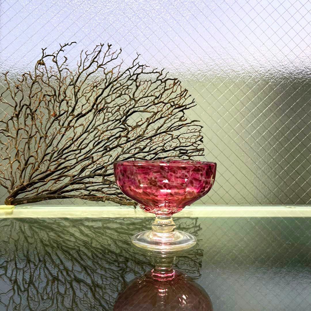 骨董　時代ガラス　希少　金赤色吹雪変わり紋　手裏剣脚付　氷コップ１客 ウラン