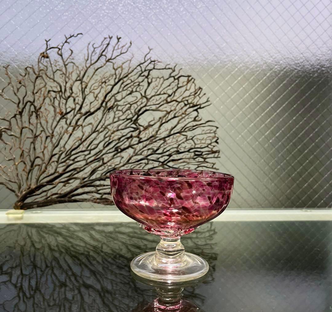 骨董　時代ガラス　希少　金赤色吹雪変わり紋　手裏剣脚付　氷コップ１客 ウラン