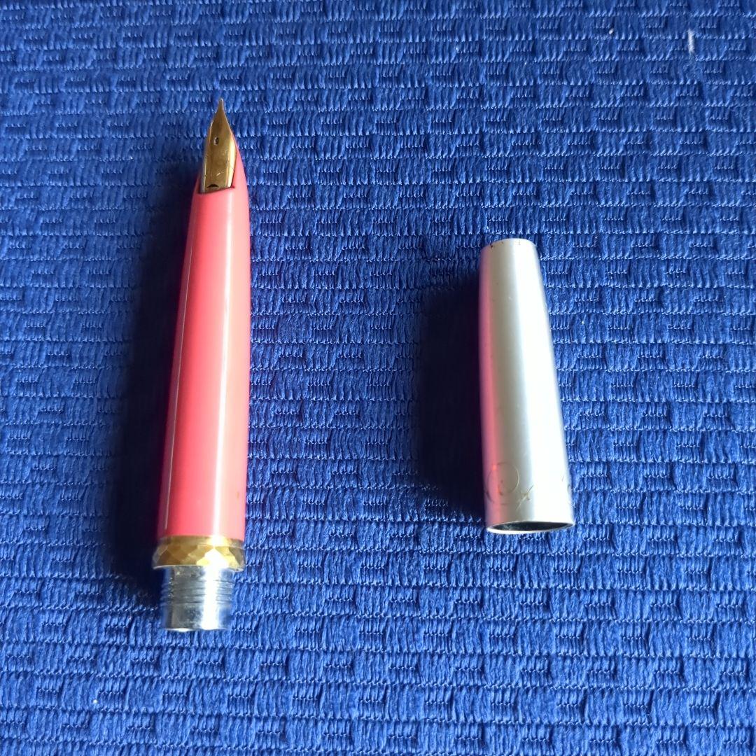 シルバーとピンクの万年筆