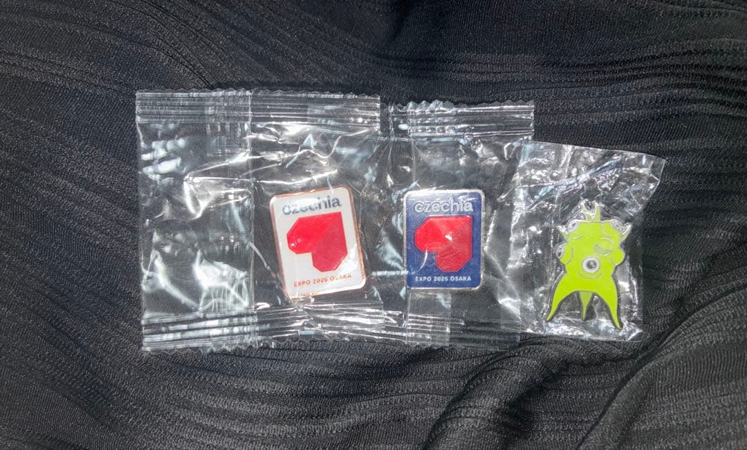 【大阪・関西万博】チェコパビリオン公式ピンバッジ3点セット(青、白、レネ)