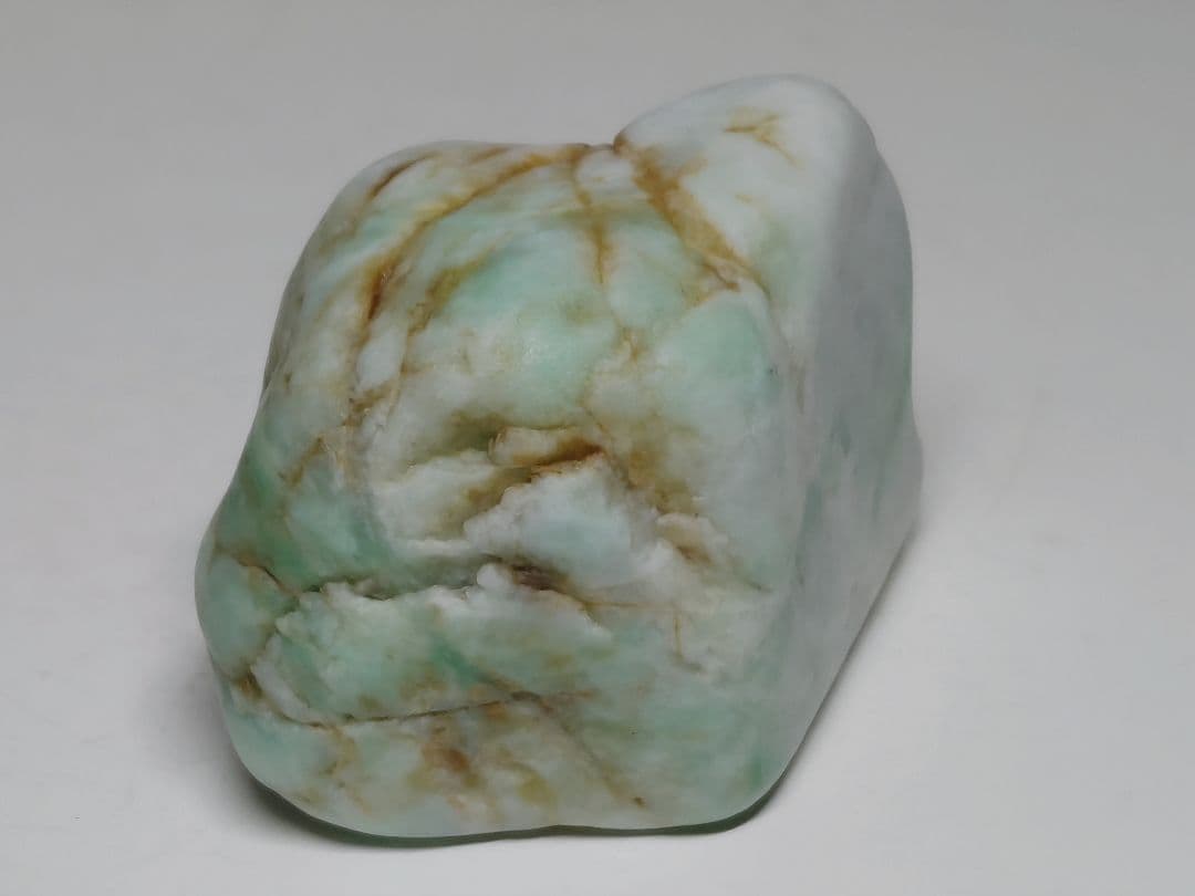 白緑 136g 翡翠 ヒスイ 原石 鑑賞石 自然石 誕生石 鉱物 鉱石 水石