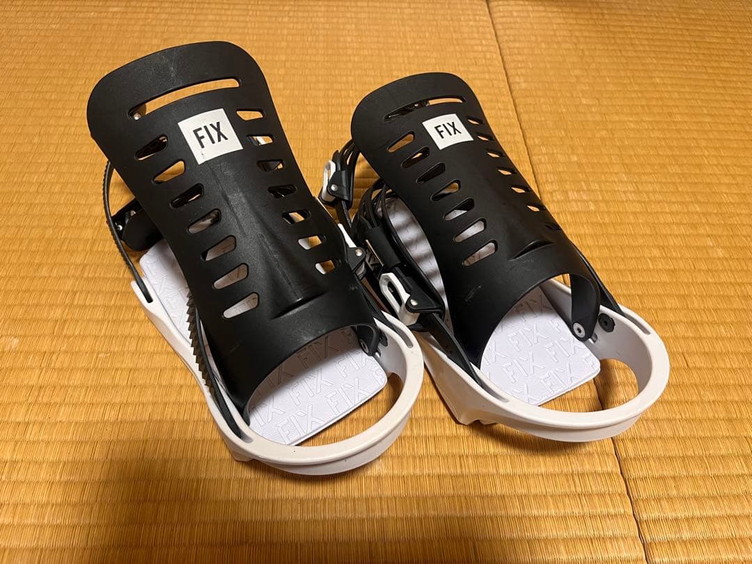 FIXスノーボード バインディング ブラック×ホワイト / ストラップ式 美品