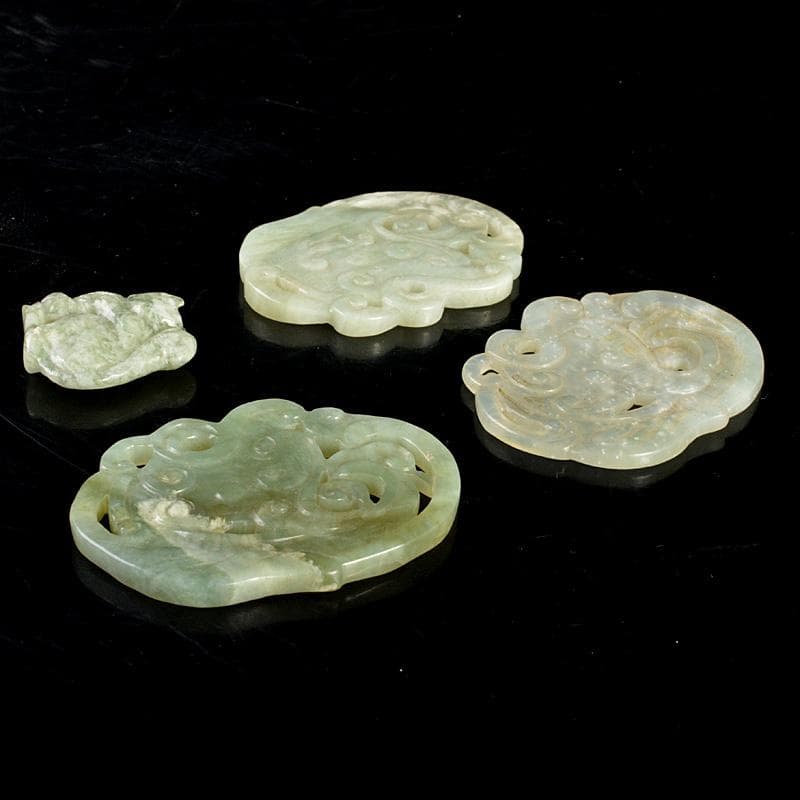中国　玉石翡翠彫刻　神獣　根付　紙鎮　置物　4点まとめて　M　6059