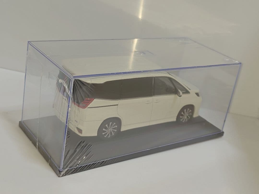 トヨタ 新型ノア カラーサンプル ミニカー 90系 パールホワイト 070