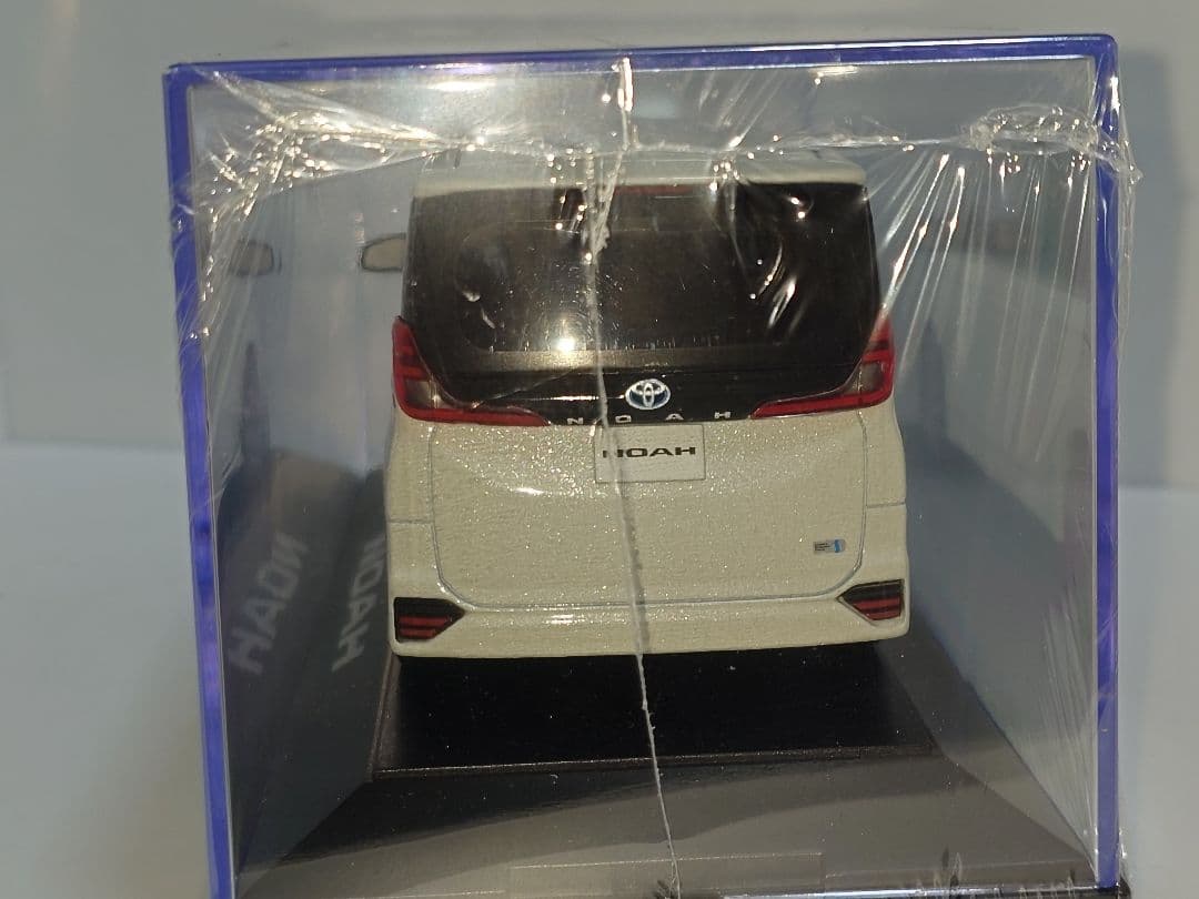トヨタ 新型ノア カラーサンプル ミニカー 90系 パールホワイト 070