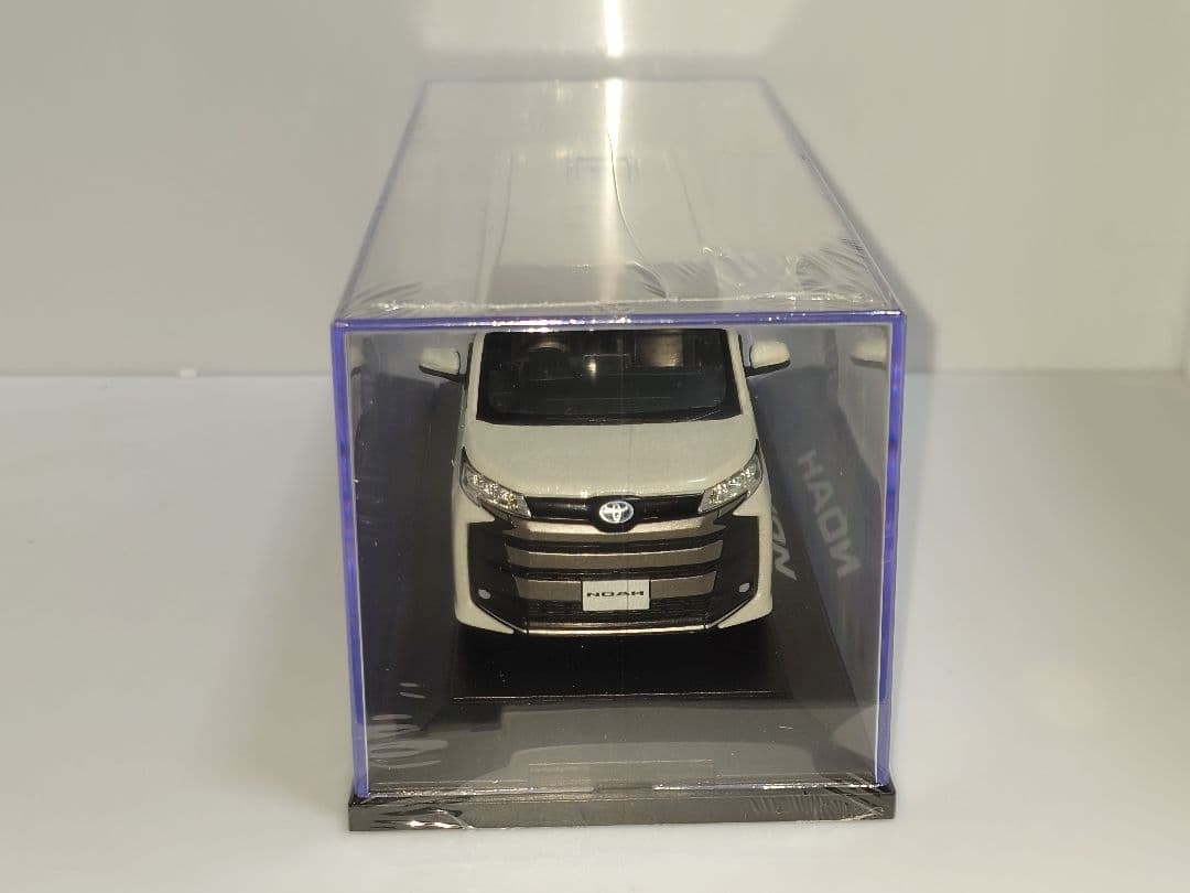 トヨタ 新型ノア カラーサンプル ミニカー 90系 パールホワイト 070