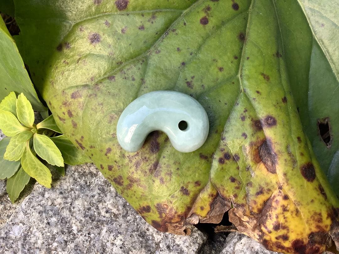 ✳神さまからの贈り物‼️糸魚川翡翠氷種勾玉　アイスジェイド　本物高額品　鑑別書付‼️