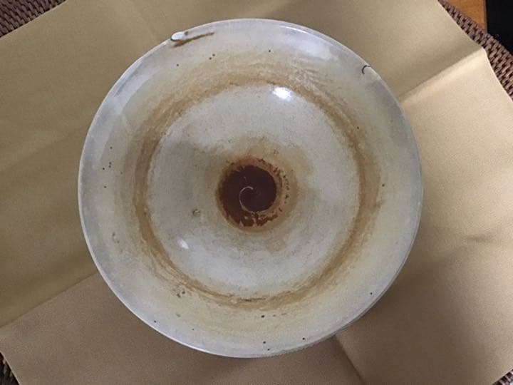 径14センチ、深さ5センチの浅い、茶碗です。