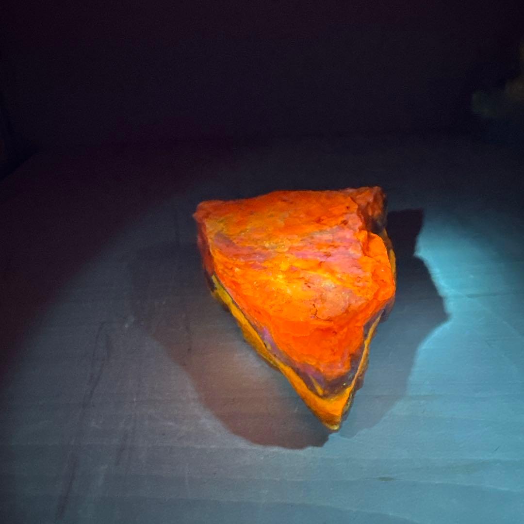 北海道石　然別オパール　蛍光オパール324g