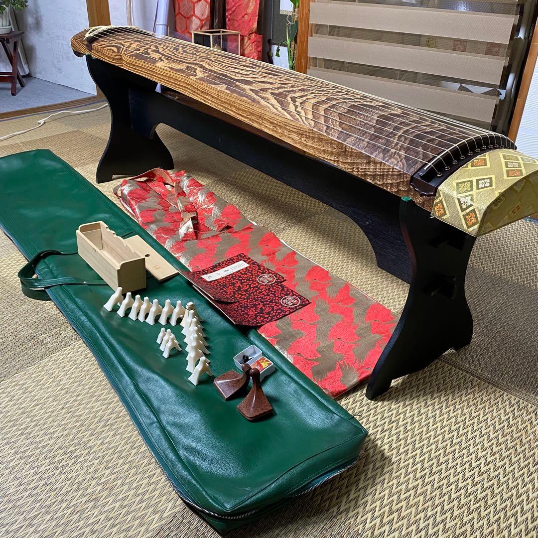 お琴　和楽器　くり甲　綾杉彫　【直接引き取り可能】 【送料込み条件有り】専用台付