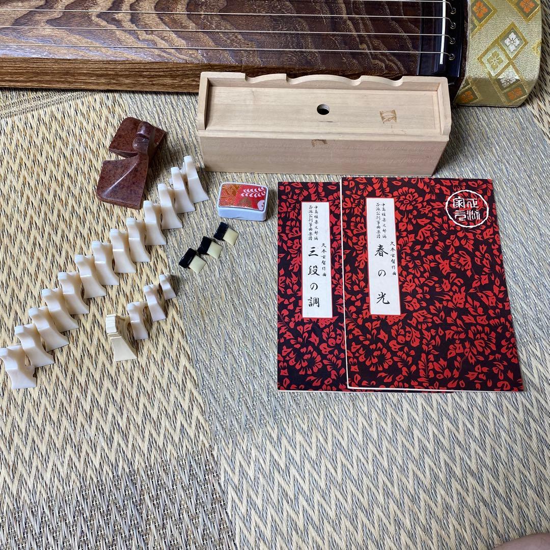 お琴　和楽器　くり甲　綾杉彫　【直接引き取り可能】 【送料込み条件有り】専用台付