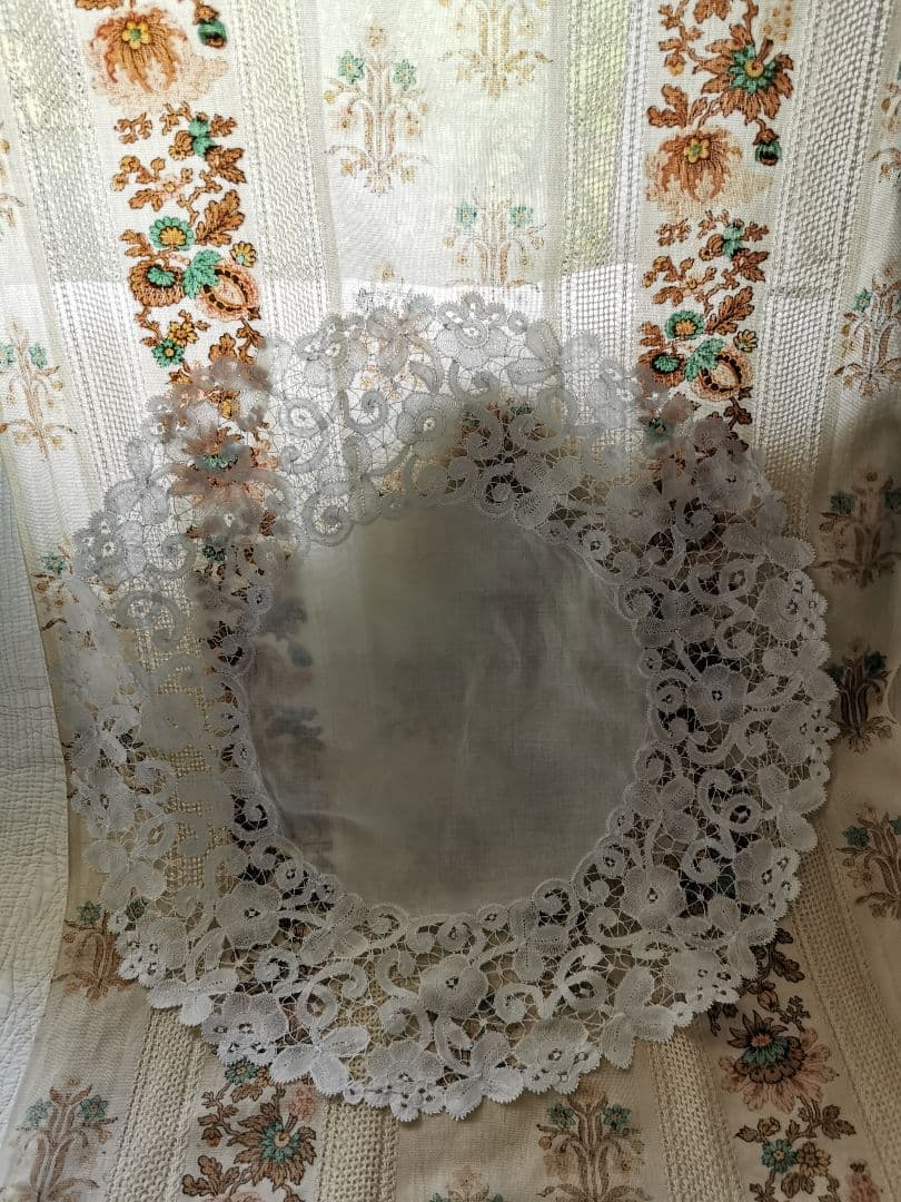 アンティークブルージュ 薔薇と三つ葉の草花紋 柔らかなボビンレースφ60ドイリー