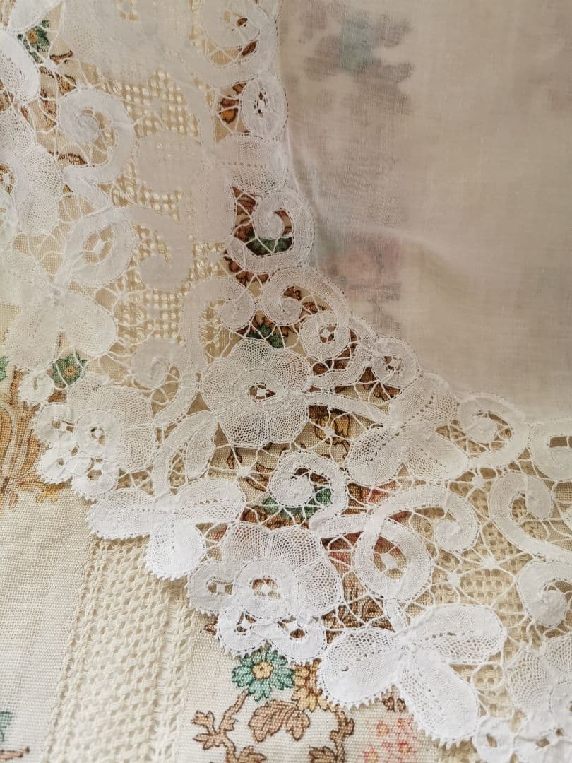 アンティークブルージュ 薔薇と三つ葉の草花紋 柔らかなボビンレースφ60ドイリー