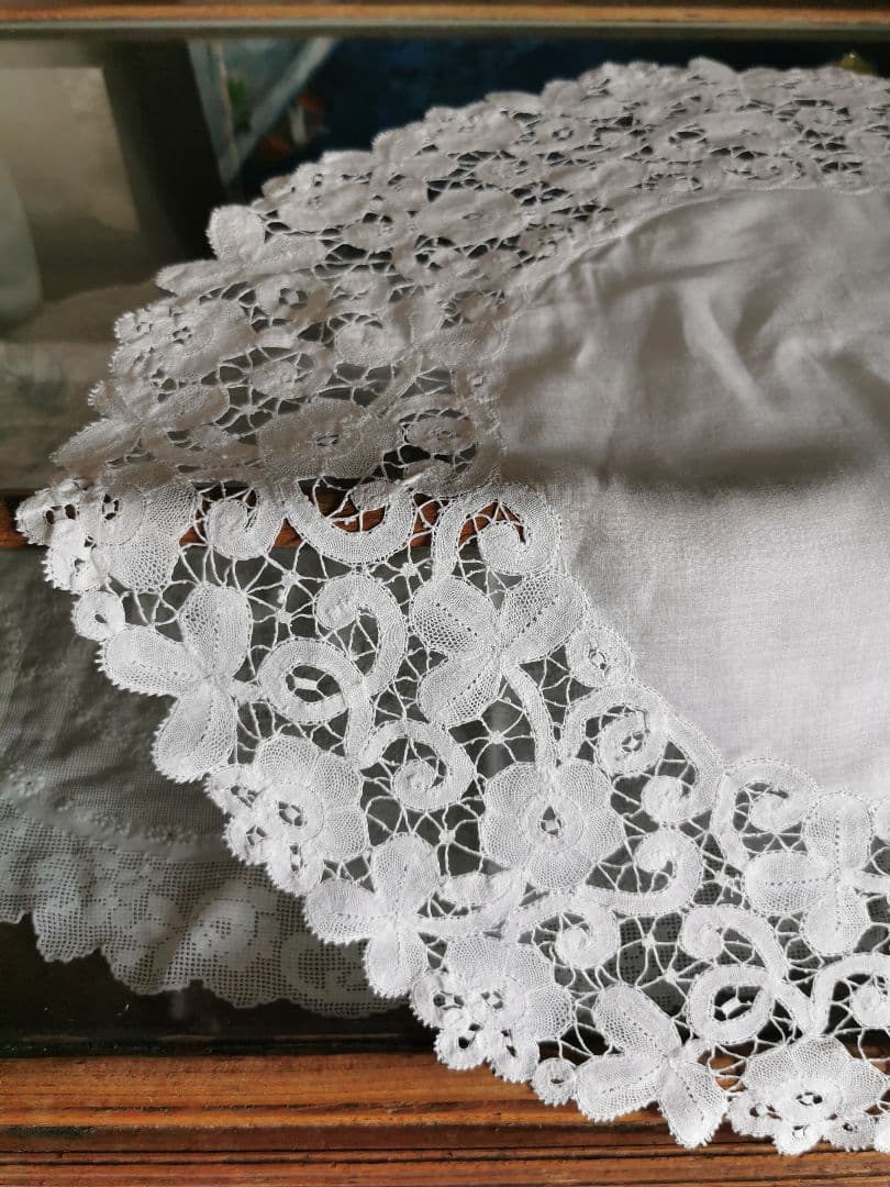 アンティークブルージュ 薔薇と三つ葉の草花紋 柔らかなボビンレースφ60ドイリー