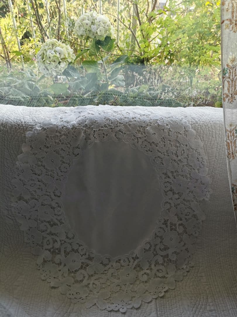 アンティークブルージュ 薔薇と三つ葉の草花紋 柔らかなボビンレースφ60ドイリー