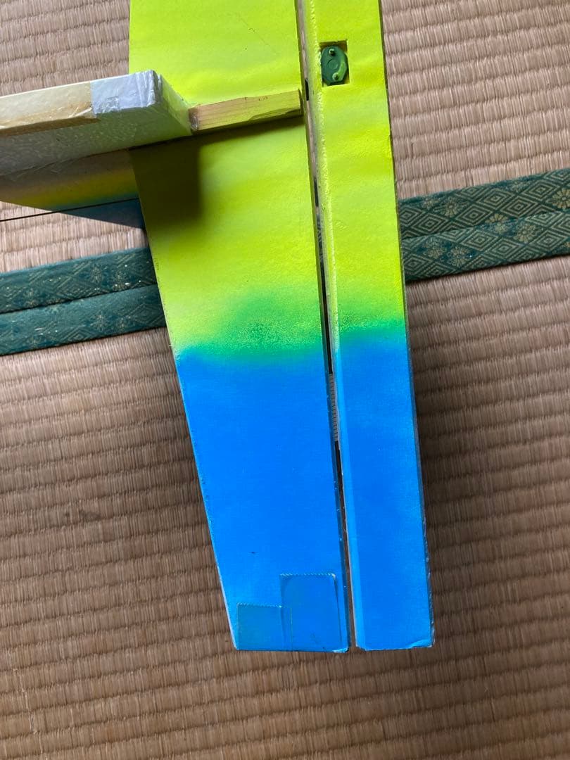 エレベーター等のヒンジ代わりに透明テープを使い作成したグライダー手渡し限定です。