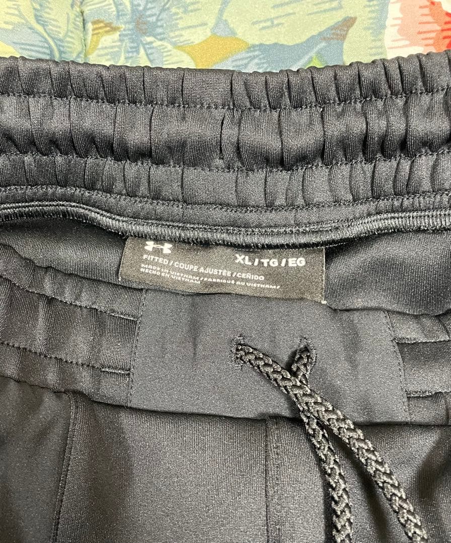 UNDER ARMOUR「ハイブリッド フード パーカー」＋「ジョガーパンツ」