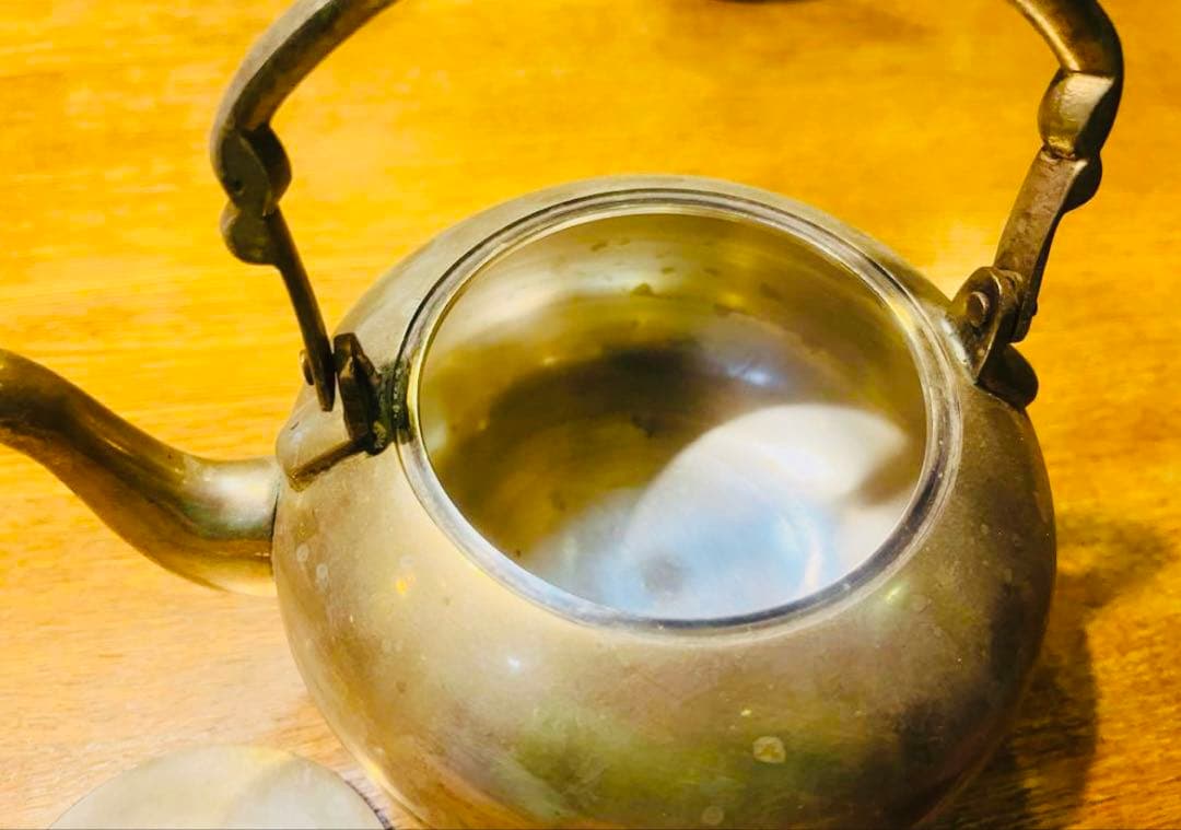 美しきシルバー製ポット