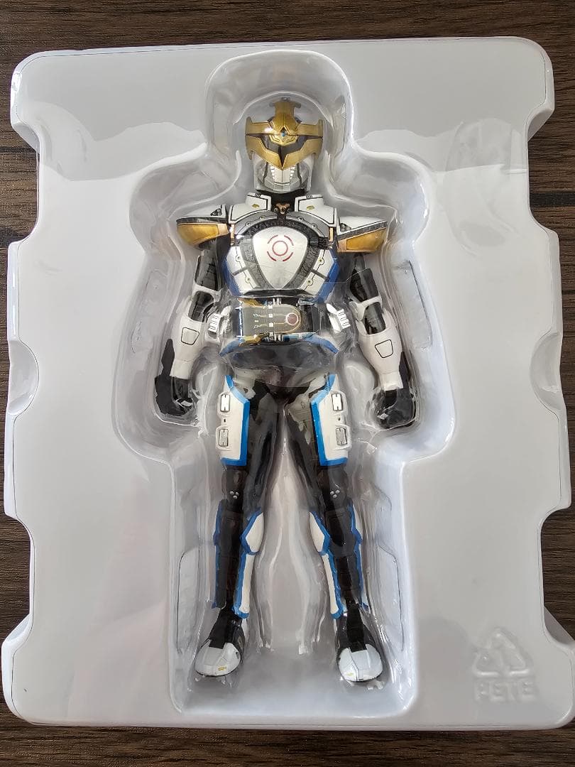 S.H.フィギュアーツ 真骨彫　仮面ライダーイクサ　セーブモード／バーストモード