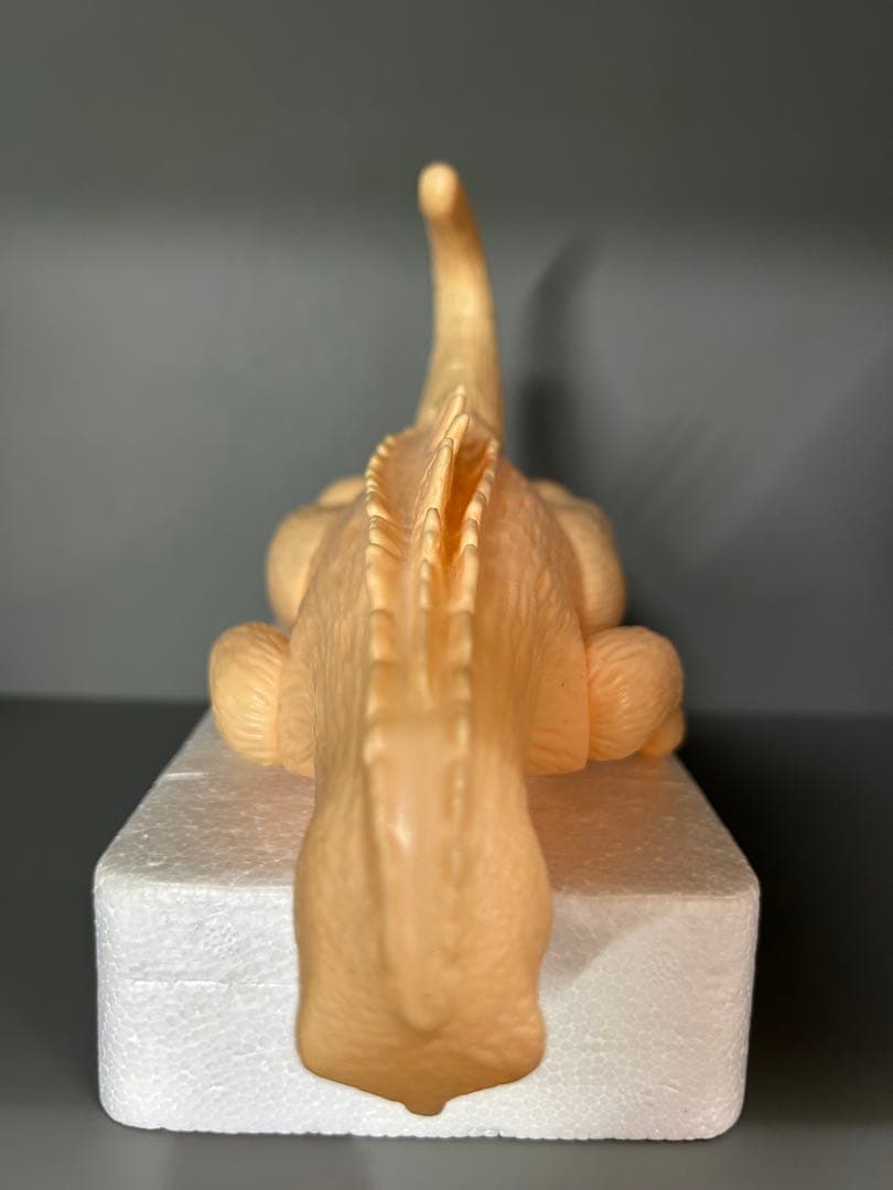 ゴジラ　肌色成形　両足刻印無し　ブルーのゴジラは比較用です出品ではありません。