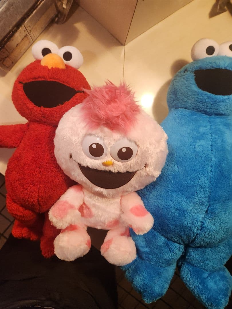 ユニバーサル・スタジオ・ジャパンのエルモクッキーモンスターモッピー缶バッチ三つ付