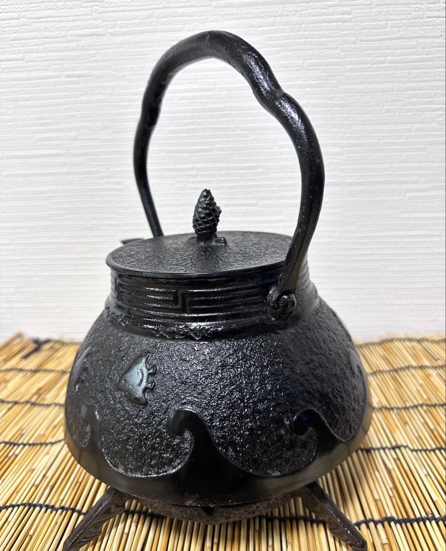 未使用、保管品、付属品付　南部岩鋳造　１８型　千鳥文様　南部鉄瓶　南部鉄器　鉄瓶