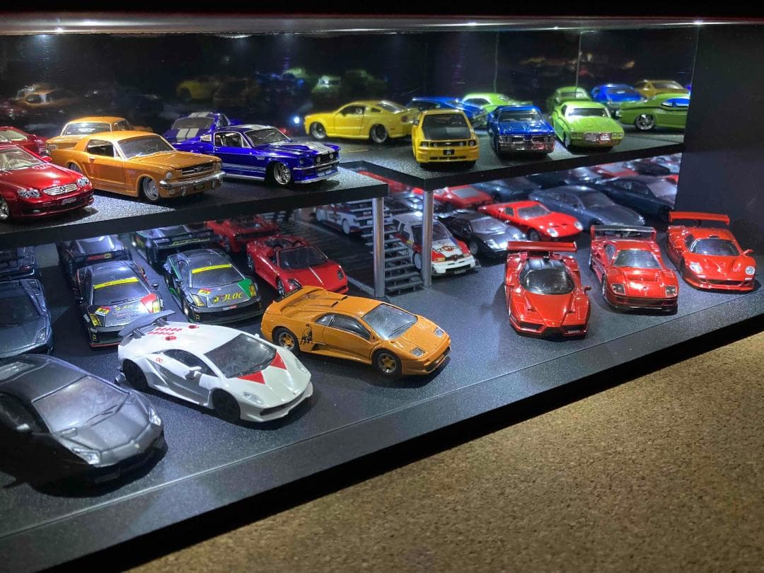 ミニカー用ジオラマ：1/64 ショールームⅣ（ワイドタイプ）最大展示台数24台！