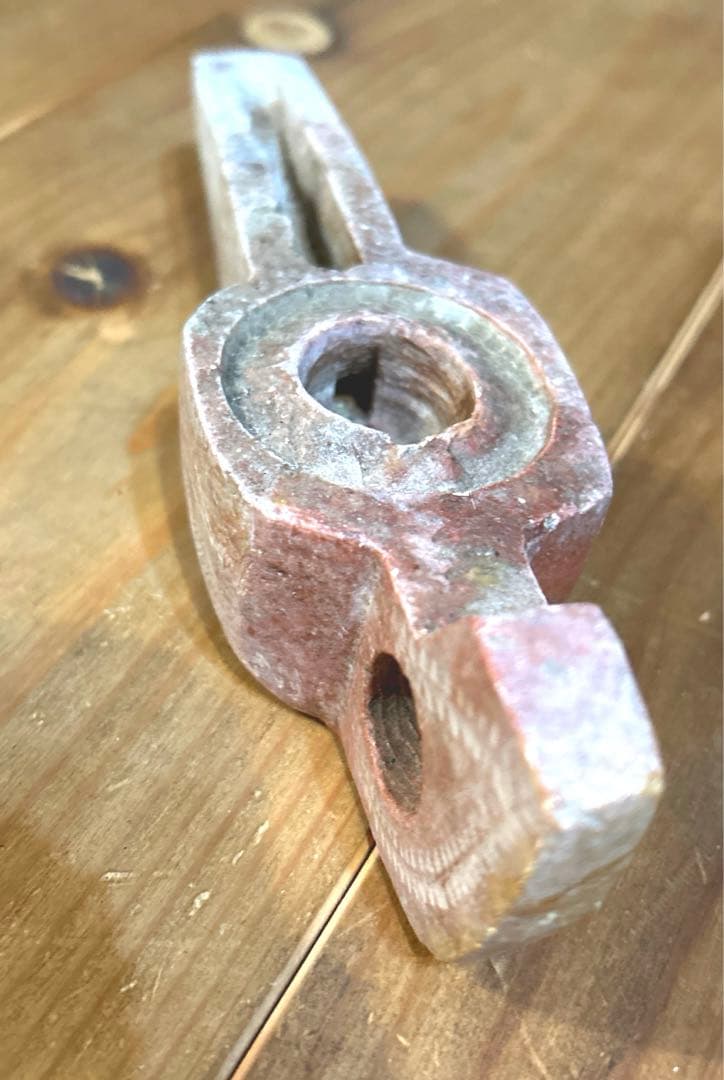 古代　線状模様　手彫り　石製　オイルランプ　アラベスク