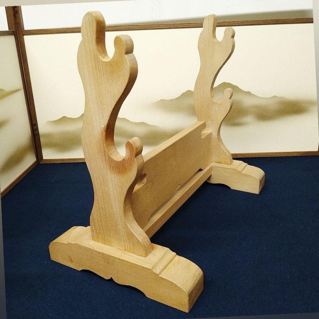 AE27 刀掛 二本掛 天然木 けや木 総無垢 白木 重厚感 美品 刀置 武具